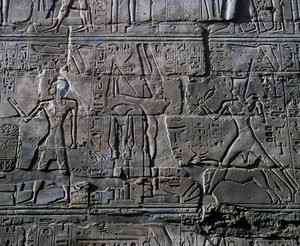 Królowa Hatszepsut przed bogiem Amonem, detal ze sceny składania ofiar bogom, relief, wewnętrzne ściany Wielkiej Sali Hipostylowej, kompleks świątynny w Karnaku (Lista światowego dziedzictwa UNESCO) autorstwa Egyptian 19th Dynasty