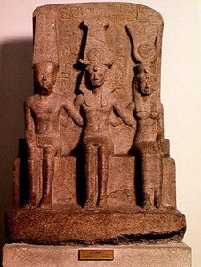 Ramzes II (1304-1237 pne) siedzący pomiędzy Amonem i Mut, z Karnaku, Nowe Królestwo, ok. 1279-13 pne (granit)