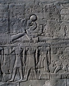 Ramzes II przed świętą łodzią, relief, wewnętrzne ściany Wielkiej Sali Hipostylowej, kompleks świątynny w Karnaku (Lista światowego dziedzictwa UNESCO) autorstwa Egyptian 19th Dynasty