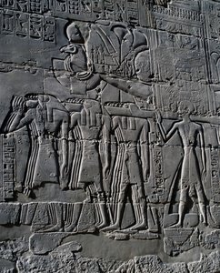 Ramzes II przed świętą łodzią, relief, wewnętrzne ściany Wielkiej Sali Hipostylowej, kompleks świątynny w Karnaku (Lista światowego dziedzictwa UNESCO) autorstwa Egyptian 19th Dynasty