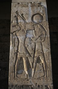 Relief przedstawiający faraona z bogiem Horusem, portyk świątyni Setiego I autorstwa Egyptian 19th Dynasty