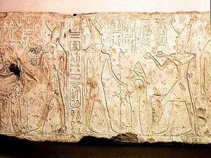 Relief przedstawiający Ramzesa II (1279-1213 pne) składającego rytualne ofiary rodzinie Ozyrysa, fragment prawej strony z Ramzesem ofiarującym dwie flaszki wina Horusowi, z Abydos, Nowe Państwo (wapień) autorstwa Egyptian 19th Dynasty