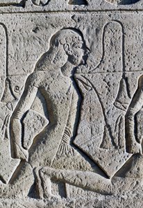 Relief przedstawiający czarnoskórych i azjatyckich jeńców z bitwy pod Kadesz, detal z podstawy tronów na fasadzie Wielkiej Świątyni Ramzesa II, Abu Simbel (Lista światowego dziedzictwa UNESCO) autorstwa Egyptian 19th Dynasty