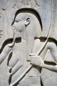 Relief z podstawy posągu Ramzesa II, dwór Ramzesa II, świątynia Amona, Luksor, starożytne Teby (lista światowego dziedzictwa UNESCO) autorstwa Egyptian 19th Dynasty