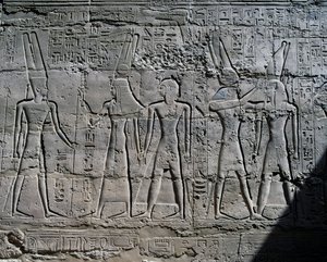 Sceny ofiar bogom, płaskorzeźba, wewnętrzne ściany Wielkiej Sali Hypostylowej, kompleks świątynny w Karnaku (Lista Światowego Dziedzictwa UNESCO) autorstwa Egyptian 19th Dynasty