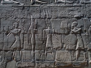 Sceny składania ofiar bogom, relief, wewnętrzne ściany Wielkiej Sali Hypostylowej, kompleks świątynny w Karnaku (lista światowego dziedzictwa UNESCO) autorstwa Egyptian 19th Dynasty