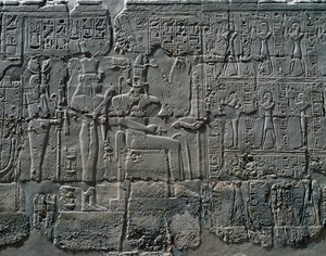Sceny składania ofiar bogom, relief, wewnętrzne ściany Wielkiej Sali Hypostylowej, kompleks świątynny w Karnaku (lista światowego dziedzictwa UNESCO) autorstwa Egyptian 19th Dynasty