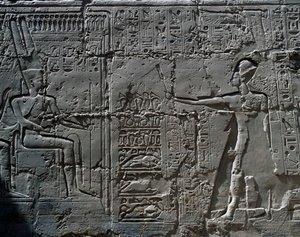 Król przed bogiem Amonem, detal ze sceny składania ofiar bogom, relief, wewnętrzne ściany Wielkiej Sali Hypostylowej, kompleks świątynny w Karnaku (Lista światowego dziedzictwa UNESCO) autorstwa Egyptian 19th Dynasty