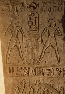 Unia Górnego i Dolnego Egiptu oraz kartusz faraona, płaskorzeźba na podstawie tronów, Świątynia Ramzesa II, Abu Simbel, Egipt, Nowe Państwo, XIX dynastia autorstwa Egyptian 19th Dynasty