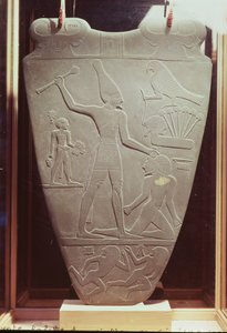 Paleta Narmera: ceremonialna paleta przedstawiająca króla Narmera, noszącego białą koronę Górnego Egiptu, uderzającego więźnia, znaleziona w Hierakonpolis, wczesny okres dynastyczny, ok. 3000 rpne (szczegóły)