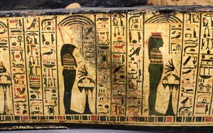 Szczegół zewnętrznej podstawy trumny mumii Nesyamona, prawdopodobnie znaleziony w Deir El-Bahri, Nowe Królestwo, ok. 1100 pne (malowane drewno) autorstwa Egyptian 20th Dynasty