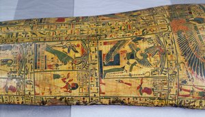 Fragment zewnętrznej pokrywy trumny mumii Nesyamona, prawdopodobnie znalezionej w Deir El-Bahri, Nowe Królestwo, ok. 1100 pne (malowane drewno) autorstwa Egyptian 20th Dynasty