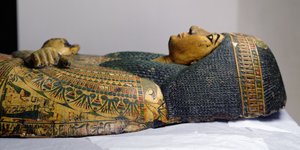 Fragment zewnętrznej pokrywy trumny mumii Nesyamona, prawdopodobnie znalezionej w Deir El-Bahri, Nowe Królestwo, ok. 1100 pne (malowane drewno) autorstwa Egyptian 20th Dynasty