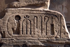 Starożytność egipska: nabój faraona Ramzesa III. Świątynia Pogrzebowa Ramzesa III (1187-1156 pne). Luksor, Egipt autorstwa Egyptian 20th Dynasty