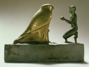 Posąg króla Taharki czczącego boga sokoła Hemena, Egipcjanina, III Okres Przejściowy (złoto, srebro, łupek i drewno)