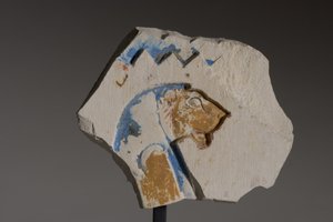 Fragment z hieroglifem z głową lwa, okres późny (malowany wapień)