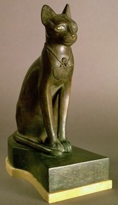 Statuetka kota przedstawiająca boginię Bastet, nosząca kartusz Psamtek I, Okres Saite, ok.664-610 (brąz i złoto)