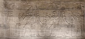 Płaskorzeźby w wewnętrznym sanktuarium, świątynia Philae, Asuan, Egipt autorstwa Egyptian 30th Dynasty