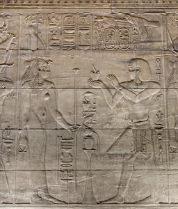 Płaskorzeźby w wewnętrznym sanktuarium, świątynia Philae, Asuan, Egipt