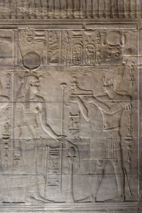Płaskorzeźby w wewnętrznym sanktuarium, świątynia Philae, Asuan, Egipt autorstwa Egyptian 30th Dynasty