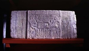 Gzyms fałszywych drzwi z grobowca mastaba przedstawiający właściciela grobowca Shery, wysokiego urzędnika IV dynastii i jego żonę Chentetka, Sakkara, Stare Państwo (wapień) autorstwa Egyptian 4th Dynasty