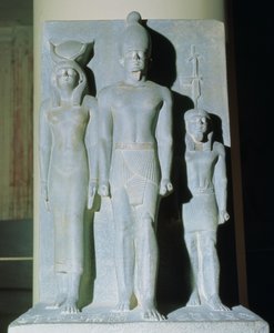 Triada Menkaure (Mycerinus) z boginią Hathor i jednym z bóstw nomowych, zabrana z Doliny Świątyni Piramidy Menkaure w Gizie, Stare Królestwo, ok. 2529 pne (łupka) (patrz także 68318)