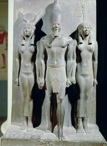 Triada Menkaure (Mycerinus) z boginią Hathor i boginią nomu Aphroditopolis, zaczerpnięta ze Świątyni Doliny Piramidy Menkaure w Gizie, Stare Państwo, ok. 2529 pne (łupka) (patrz