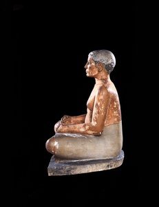 Szeroki widok na Statuę Przyczajonego Skryby z Sakkary, Stare Królestwo (wapień, alabaster i kryształ górski) (patrz także 50750)