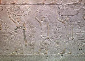Kobiety personifikujące domeny śmierci i przynoszące ofiary z Mastaby Achutotepu, Stare Królestwo (malowany wapień) autorstwa Egyptian 5th Dynasty