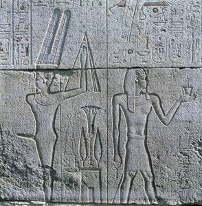 Egipt, Starożytne Teby, Luksor, Karnak, płaskorzeźba boga Mina i Filipa III Arrhidaeusa w Wielkiej Świątyni Amona autorstwa Egyptian Egyptian