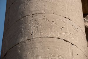 Starożytność egipska: fragment kolumny z nabojem wymazanym z powodu „damnatio memoriae”, wymazywanie nabojów niektórych faraonów uznawanych przez ich następców za heretyków, Świątynia Luksorska. Wschodni Brzeg (Teby), Egipt autorstwa Egyptian Egyptian