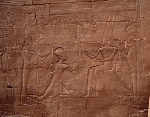 Starożytność egipska: płaskorzeźba zdobiąca ściany świątyni Karnak (Karnak), Egipt. autorstwa Egyptian Egyptian