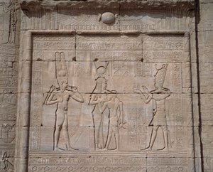 Starożytność egipska: widok płaskorzeźb świątyni bogini Hathor w Dendera autorstwa Egyptian Egyptian