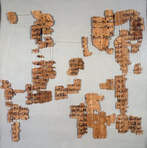 Egipskie antyki: fragmenty papirusu znanego jako Królewski Kanon lub „Papyrus królewski” zawierające listę faraonów od I do XVII dynastii. Turyn, muzeum egipskie autorstwa Egyptian Egyptian