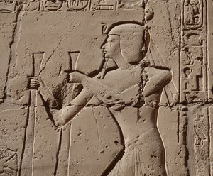 Faraon noszący kobrę, świątynia w Luksorze (relief) autorstwa Egyptian Egyptian
