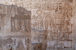 Władca Górnego Egiptu składający ofiarę Ra i Knoumowi, Świątynia Horusa, Edfu autorstwa Egyptian Egyptian