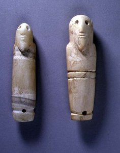 Tagi z brodatymi męskimi głowami (kość słoniowa) autorstwa Egyptian Egyptian