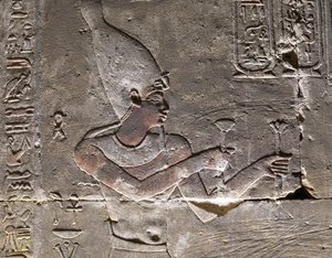 Faraon noszący Hedjet, Świątynia Horusa w Edfu autorstwa Egyptian Egyptian