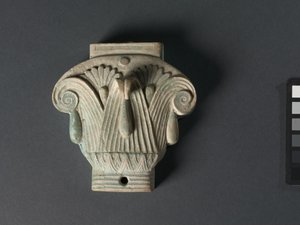 Pudełko (Pyxis) w formie złożonej stolicy, 305-30 pne (niebieski fajans z jasnego jajka) autorstwa Egyptian Ptolemaic Period