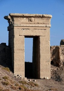 Starożytność Egiptu: Widok na łuk Bramy Północnej, Świątynia Hathor, Dendera, Egipt autorstwa Egyptian Ptolemaic Period