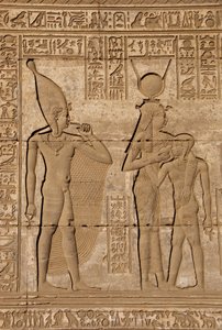 Starożytność egipska: rzymska mammisi upamiętniająca narodziny Ihy, syna Hathor - Fragment płaskorzeźb i hieroglifów: bogini Izyda - Hathor pielęgnująca swego syna Ihi (Ihy) a za nią kolejny wizerunek Ihi z palcem w ustach wskazujący, że jest a autorstwa Egyptian Ptolemaic Period
