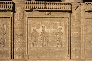 Starożytność egipska: rzymska mammisi upamiętniająca narodziny Ihy, syna Izydy. Świątynia Hathor, Denderah, Egipt autorstwa Egyptian Ptolemaic Period