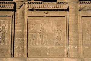 Starożytność egipska: rzymska mammisi upamiętniająca narodziny Ihy, syna Izydy. Świątynia Hathor, Denderah, Egipt autorstwa Egyptian Ptolemaic Period