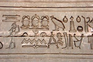 Starożytność egipska: hieroglify na wschodniej ścianie świątyni Hathor, Dendera, Egipt autorstwa Egyptian Ptolemaic Period