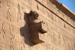 Egipski antyczny: gargulec z głową lwa, świątynia Hathor, Dendera, Egipt autorstwa Egyptian Ptolemaic Period