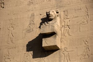 Egipski antyczny: gargulec z głową lwa, świątynia Hathor, Dendera, Egipt autorstwa Egyptian Ptolemaic Period