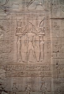 Starożytność egipska: płaskorzeźba przedstawiająca koronację króla Ptolemeusza IV. Świątynia Horusa, Edfu, Egipt