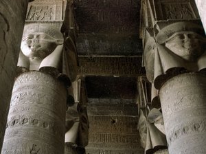 Starożytność egipska: częściowy widok sali hipostylowej z kolumnami ozdobionymi przedstawieniem bogini Hathor. Świątynia Hathor, Dendera, Egipt autorstwa Egyptian Ptolemaic Period