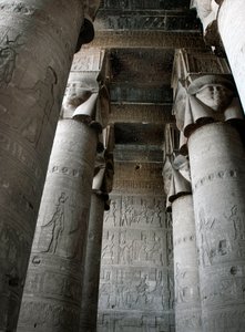 Starożytność egipska: częściowy widok sali hipostylowej z kolumnami ozdobionymi przedstawieniem bogini Hathor. Świątynia Hathor, Dendera, Egipt autorstwa Egyptian Ptolemaic Period