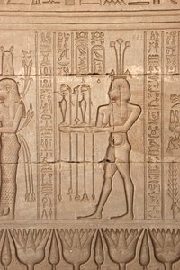 Starożytność egipska: przedstawienie mężczyzny składającego ofiary w hołdzie bogini, Świątynia Hathor, Dendera, Egipt autorstwa Egyptian Ptolemaic Period